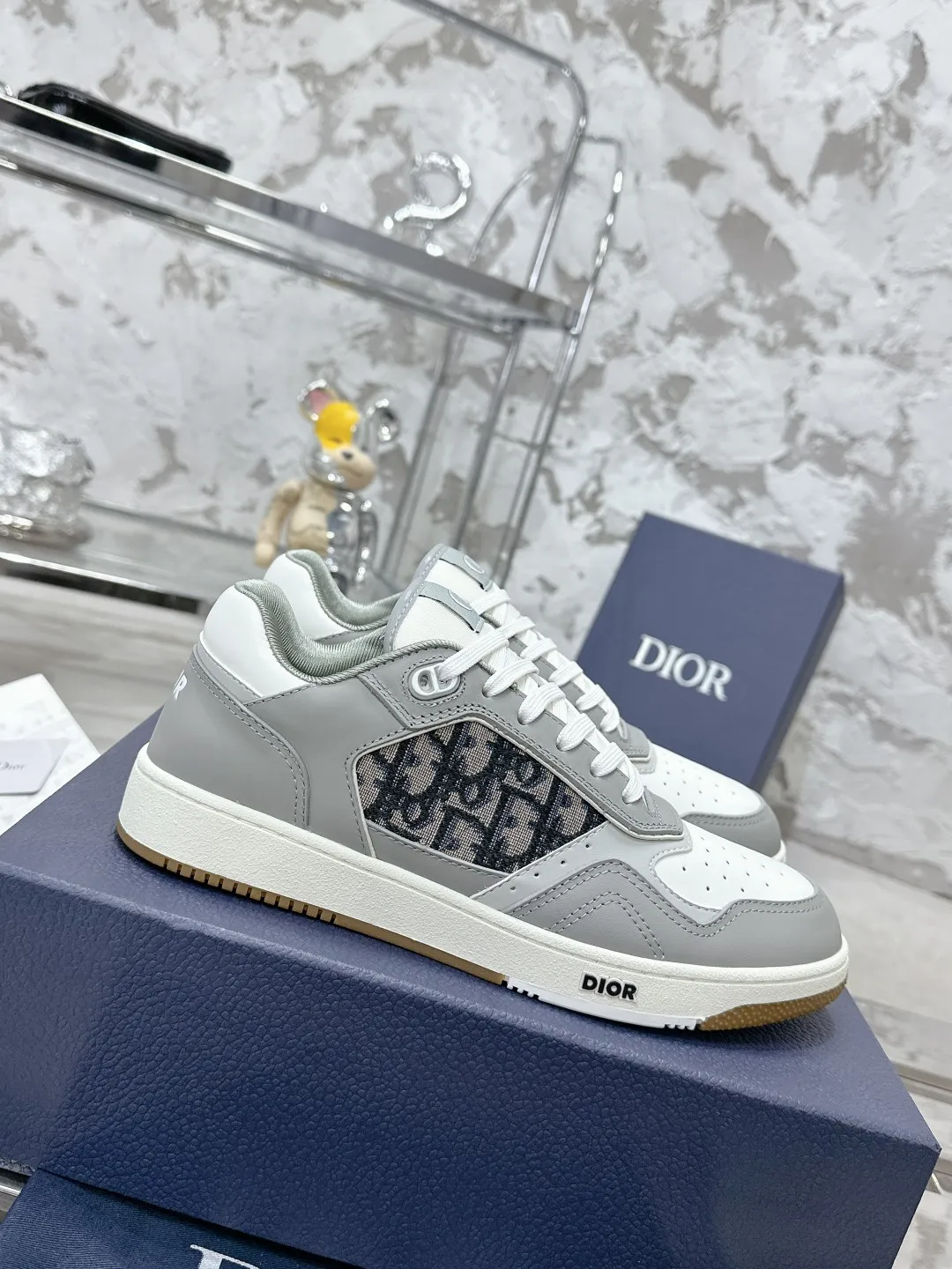 👟👟Ex-factory price 480👟👟 Dior Dior B27 series Couple model Presbyopia Stone pattern Casual sports shoes Sneakers Original purchase development and production This B27 low-top sports shoes are new products in the series and continue Dior's classic style. Crafted from white and gray smooth calfskin, it features white Oblique Galaxy printed leather panels on the sides. The "CD Icon" shaped shoelace eyelets are clever and delicate, and the two-color rubber sole, rear collar and heel are all equipped with the brand's iconic details to enhance the style. Fashionable and versatile, it can complement any look. Exquisitely packaged at the delivery counter🛍📦 ▪️Fabrics: Original customized calfskin + Oblique floral fabric ▪️Inner lining: Customized breathable lining ▪️Outsole: Original molded T👟👟Ex-factory price U combination outsole ▪️Sole thickness: 3CM ▪️Size: Women's code 35-41 / Men's code 38-45